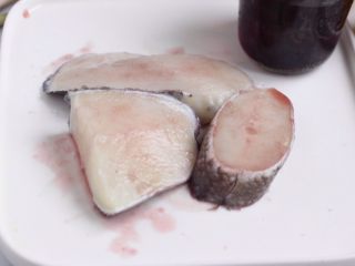 红酒柠香银鳕鱼,用盐擦拭鱼的表面，倒一汤勺红酒轻轻按摩鱼表面。