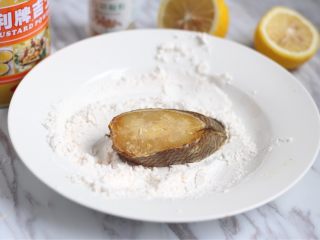 红酒柠香银鳕鱼,然后在鱼块表面轻轻拍上薄薄一层淀粉或面粉与吉士粉的混合粉（2：1）。这样更容易上色，也能锁住银鳕鱼中的水分。