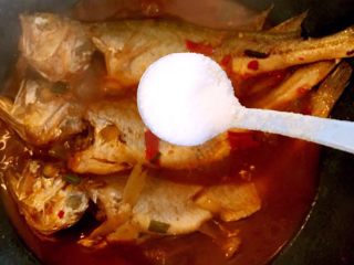 红烧黄鱼,汤汁浓稠以后加入适量的盐 再小火稍微炖一会儿