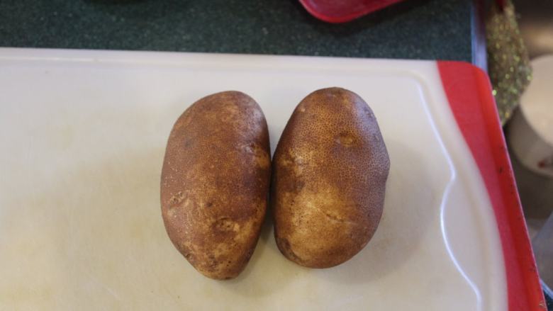 千层土豆,美国土豆比本产土豆松软容易熟，烘烤用美国土豆是比较容易烤熟。