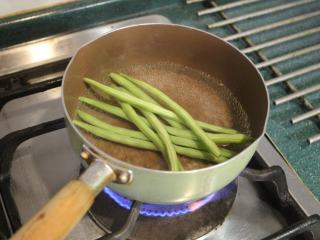 千层土豆,四季豆在盐水里烫约10秒钟，捞起备用。