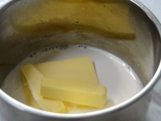 天鹅泡芙,牛奶、盐、黄油、细砂糖倒入奶锅