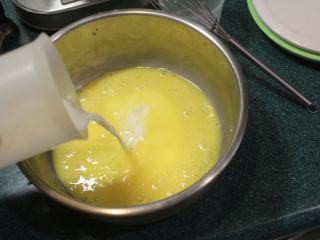 千层土豆,将蛋打散后，加入牛奶拌匀。