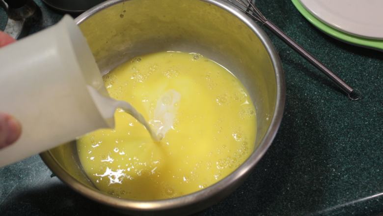 千层土豆,将蛋打散后，加入牛奶拌匀。
