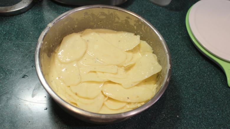 千层土豆,粉浆拌匀后，将土豆放入，每片都沾裹上粉浆。