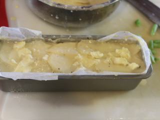 千层土豆,再继续铺上一两层土豆片，放上剩下的黄油。