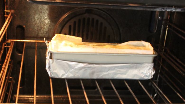 千层土豆,预热好烤箱，以180℃烤50分钟。