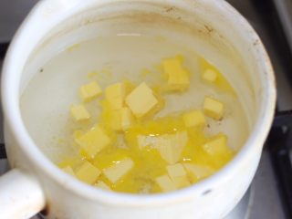 车轮泡芙,将黄油、盐、糖、水放入小锅中小火煮至溶化后离火。