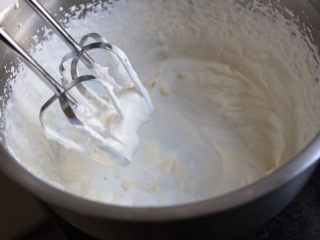 车轮泡芙,将奶油加糖粉打发。每100ml加10克糖粉。用糖粉容易打发奶油，且相对稳定。