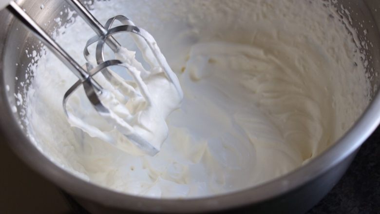 车轮泡芙,将奶油加糖粉打发。每100ml加10克糖粉。用糖粉容易打发奶油，且相对稳定。