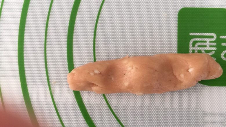 芝麻南乳饼干,取一小块，20g左右，搓成手指长的圆条，如图按两个坑