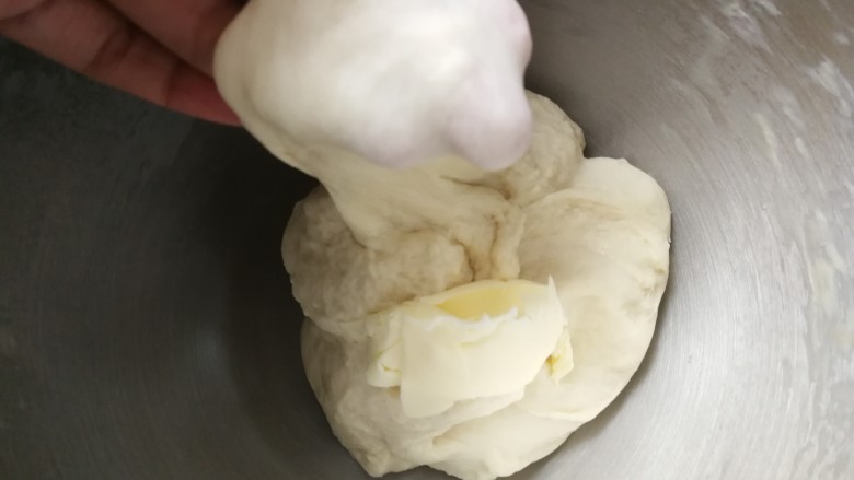 海蒂面包,厨师机揉面约8分钟后，面团能拉出粗膜，加入盐和黄油，继续和面