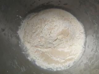 海蒂面包,面团所有材料除盐和黄油外，按照液体~糖~面粉~酵母的顺序投入厨师机搅拌桶，启动厨师机开始和面