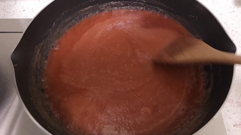 口感超细腻的山楂果酱,中小火继续熬制山楂酱，要不停的搅拌，后期会溅的很厉害，小心烫到。