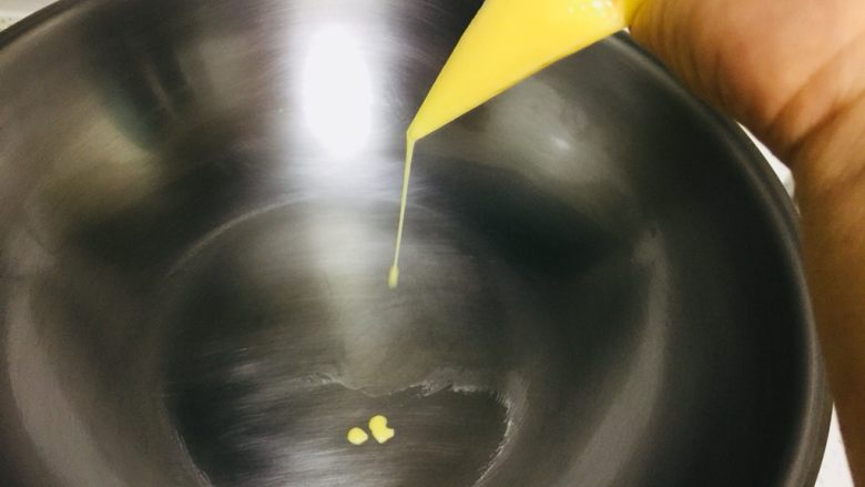 蕾丝蛋卷,用厨房纸抹开油
