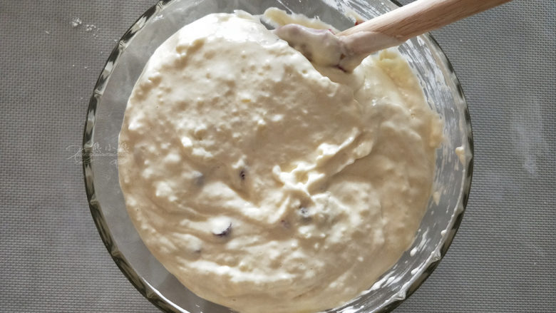 蔓越莓绵绵小蛋糕,翻拌均匀。也没啥手法，拌匀就行了。用蛋抽拌也可以，就是面糊变稠，蛋抽沾的面糊不容易弄下来，所以改用刮刀来拌。