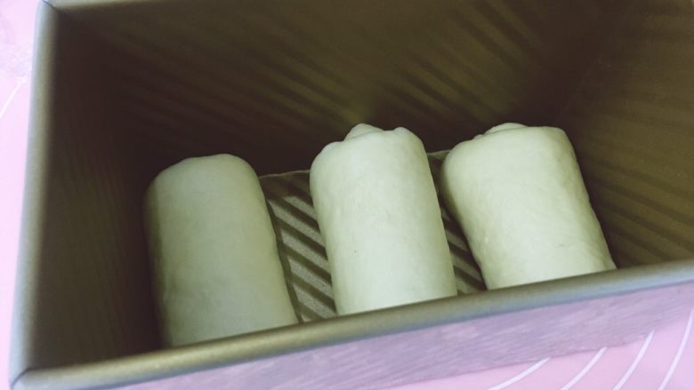 牛奶吐司,所以的擀后卷好，放磨具中第二次发酵，盖上湿布，放发酵箱里，发酵箱放盆开水，提供湿度