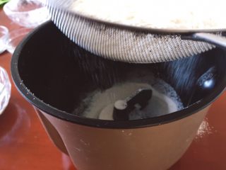 牛奶吐司,将高筋面粉过筛到面包机中
