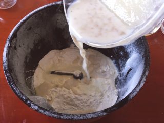 牛奶吐司,将牛奶酵母白糖混合物倒入面包机中