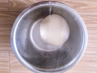 牛奶吐司,将和好的面搓圆放碗里用保鲜膜包起来放发酵箱里26到28度一次发酵