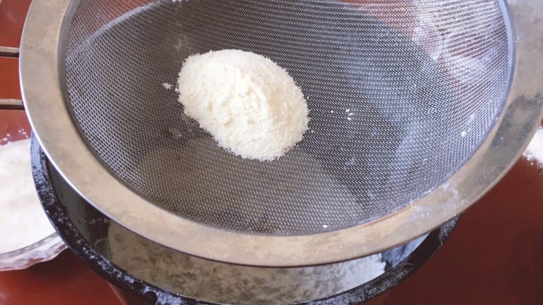 牛奶吐司,将低筋面粉和奶粉过筛到面包机中