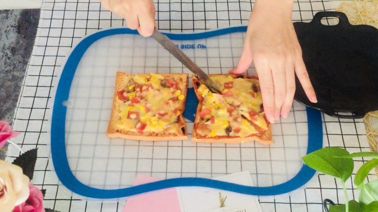 培根吐司比萨,烤好的吐司披萨斜切成三角形，也可以横着切。
