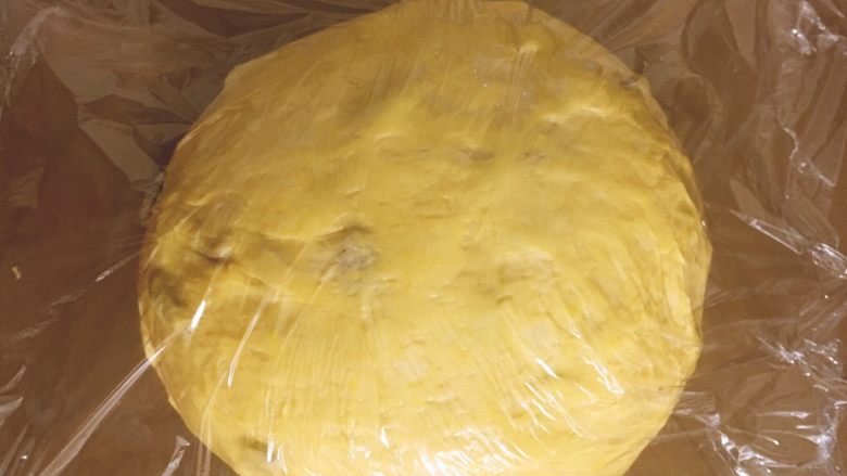烘培之南瓜软欧包,将面团放烤盘里盖上保鲜膜发酵1.5倍大小，发酵箱温度38度，旁边用个碗放点开水增加湿度