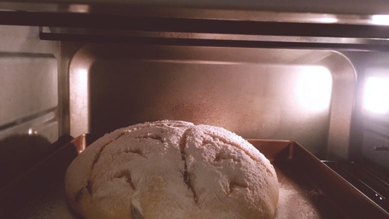 烘培之南瓜软欧包,烤箱预热150度10分钟将面团放入烤箱130度上下火30分钟