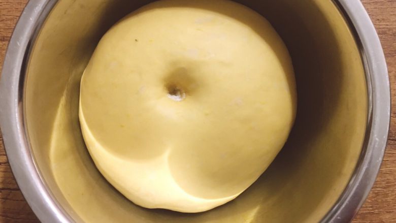 烘培之南瓜软欧包,发酵至俩倍大小，手指蘸面粉戳洞，不回缩不塌陷。