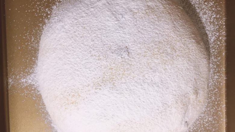 烘培之南瓜软欧包,将发酵好的面团上过筛少许面粉