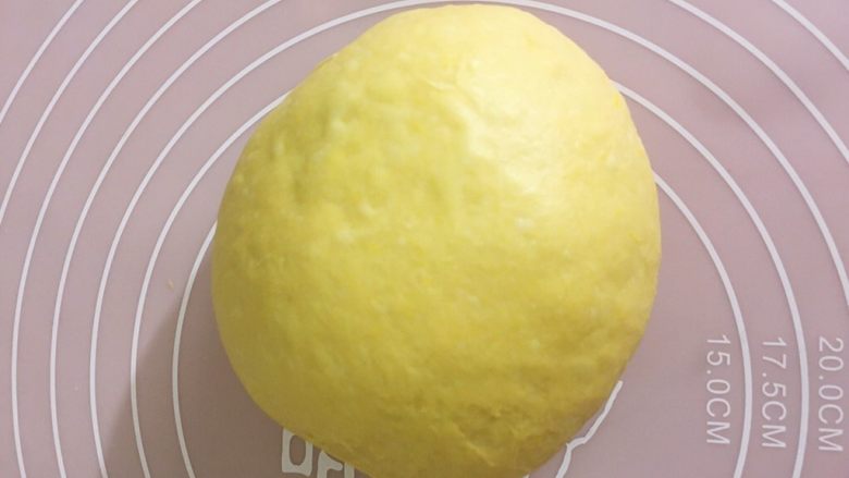 烘培之南瓜软欧包,将发酵好的面团按压排气在揉圆松弛10分钟