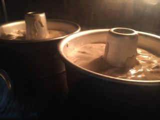 鸳鸯奶茶戚风蛋糕,烤箱预热180度，转170度40分钟左右