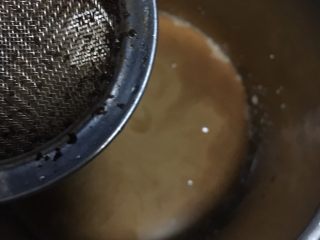 鸳鸯奶茶戚风蛋糕,接着过滤倒入红茶咖啡水，搅匀