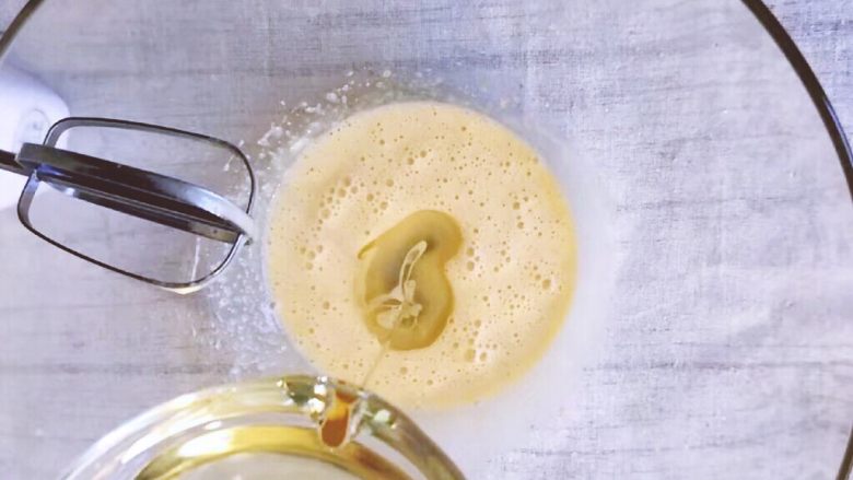 烘培之葡萄干杏仁酥,搅打均匀后加入剩下的色拉油打发至奶油般顺滑状态即可