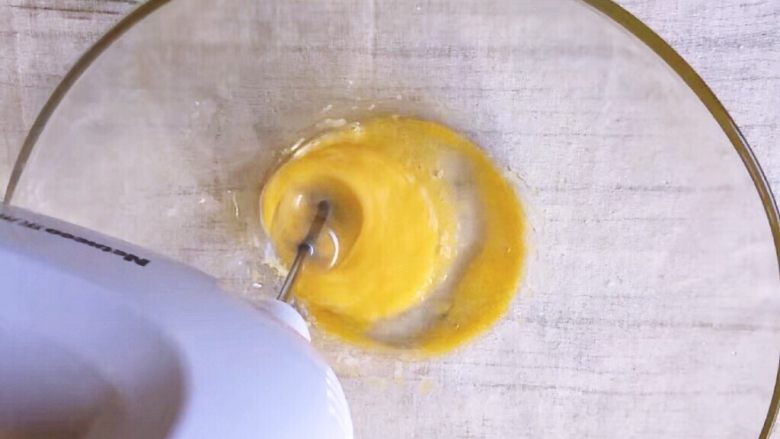 烘培之葡萄干杏仁酥,用电动打蛋器中速打发