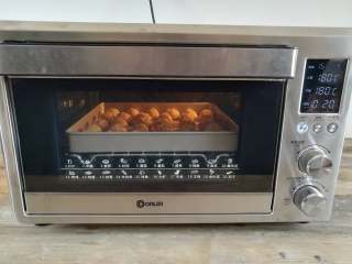 芝麻小酥饼,烤箱上火180度，下火180度烤20分钟