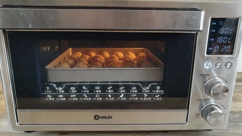 芝麻小酥饼,烤箱上火180度，下火180度烤20分钟