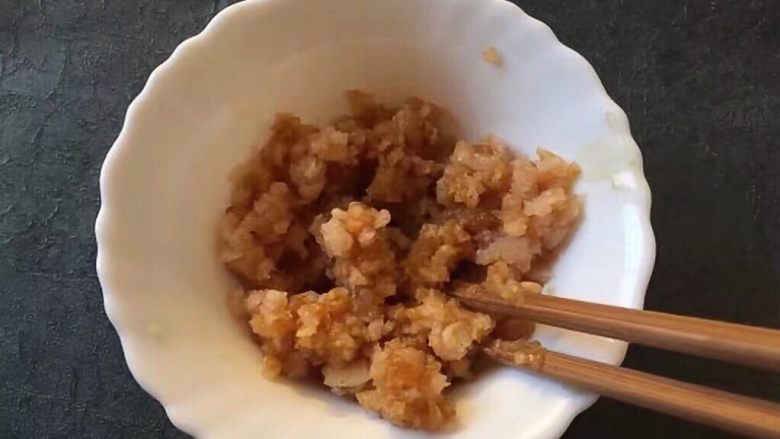 鸡胸肉酿秋葵,用筷子搅拌均匀腌制15分钟