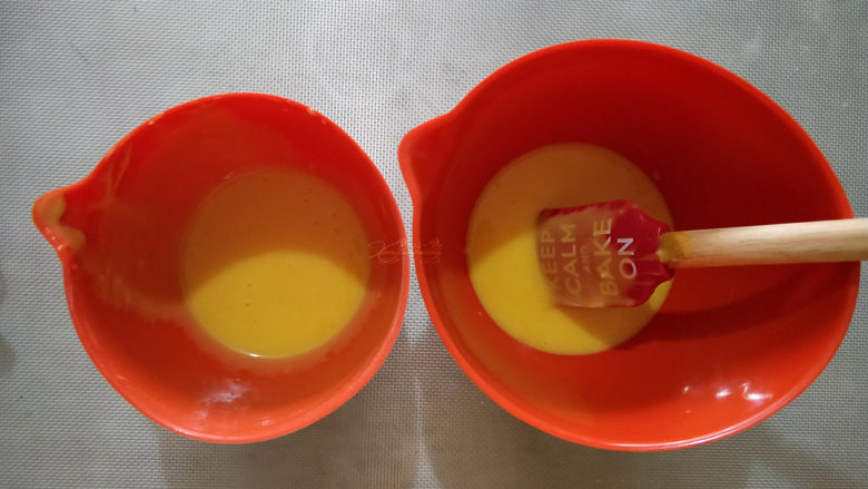 斑马纹戚风--超详细制作过程,搅拌好的蛋黄糊分成两份。