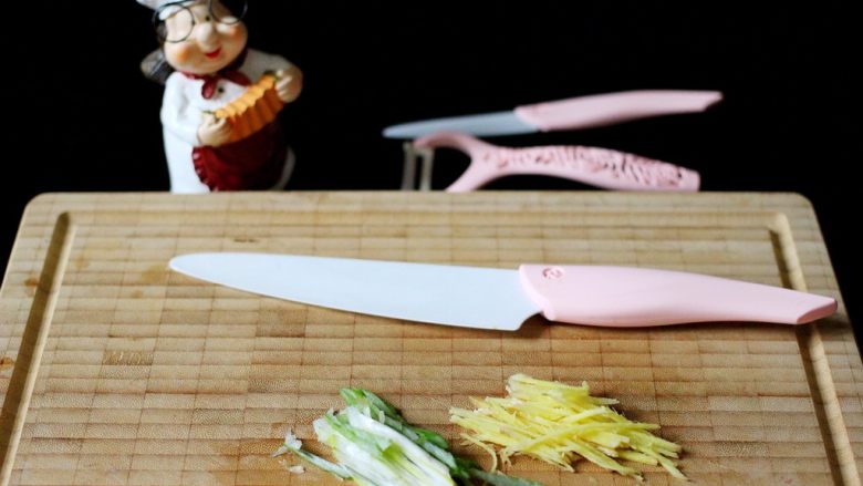 糖醋菜+鱼香肉丝,葱姜用刀切丝