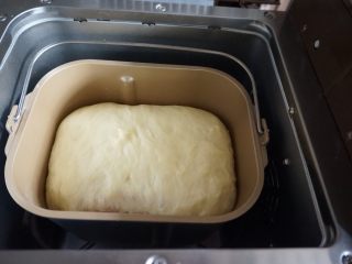 面包机版双味吐司,选择面包机的发酵程序60分钟左右，发至面包桶七分满