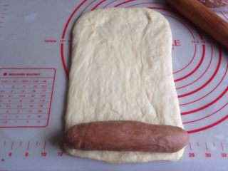 面包机版双味吐司,白色面团擀成长方形，将其中一条可可面团放在下端