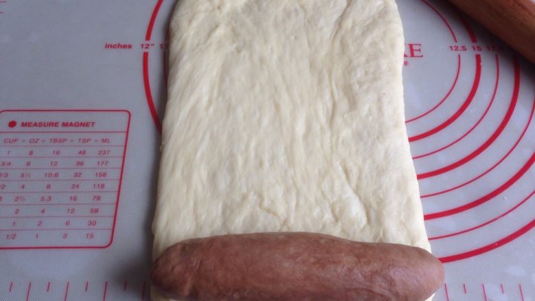 面包机版双味吐司,白色面团擀成长方形，将其中一条可可面团放在下端