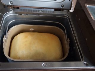 面包机版双味吐司,发酵完后，选择面包机的烘烤程序34分钟左右