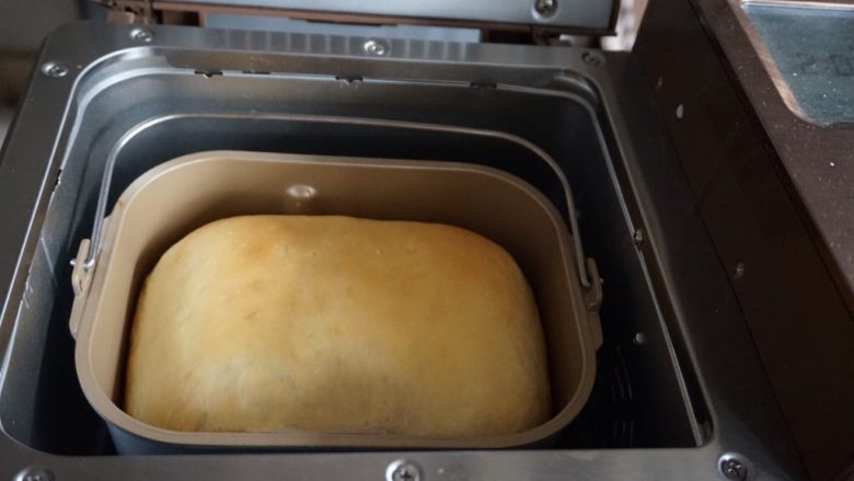 面包机版双味吐司,发酵完后，选择面包机的烘烤程序34分钟左右