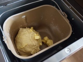 面包机版双味吐司,在第一次和面结束后，静置5-8分钟，再放入软化的黄油块，继续启动面包机的和面程序18分钟
