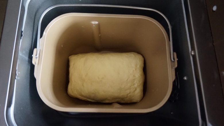 面包机版双味吐司,收口朝下放进面包桶里