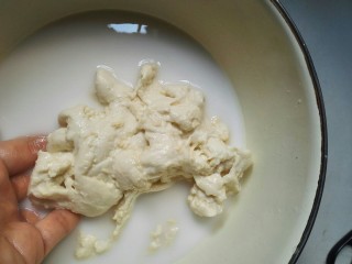 糖醋菜+素糖醋排骨,用手不断撮洗面团。
