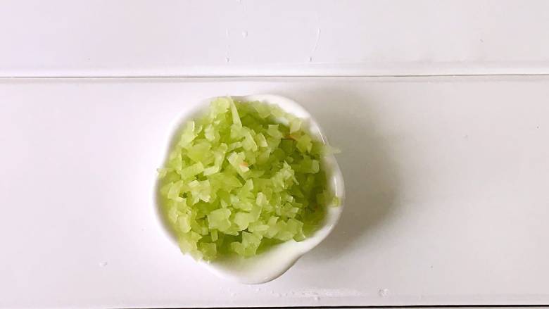 银鱼蔬菜小米粥,莴笋洗净，去皮、切碎。
