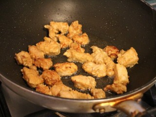 糖醋菜+糖醋荔枝鸡,平底锅用稍多一点油，半煎半炸至表面金黄，盛起备用。